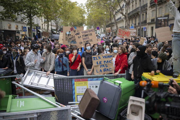 Students Demonstration outside Science Po Paris Students on Boulevard Saint Germain during a demonstration outside Science Po in Paris, France on October 7 2026 in support of high school students. Photo by Eliot Blondet ABACAPRESS.COM Paris France  Copyright: xBlondetxEliot ABACAx
