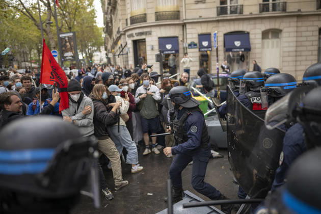 Students Demonstration outside Science Po Paris Students and policemen on Boulevard Saint Germain during a demonstration outside Science Po in Paris, France on October 7 2026 in support of high school students. Photo by Eliot Blondet ABACAPRESS.COM Paris France  Copyright: xBlondetxEliot ABACAx
