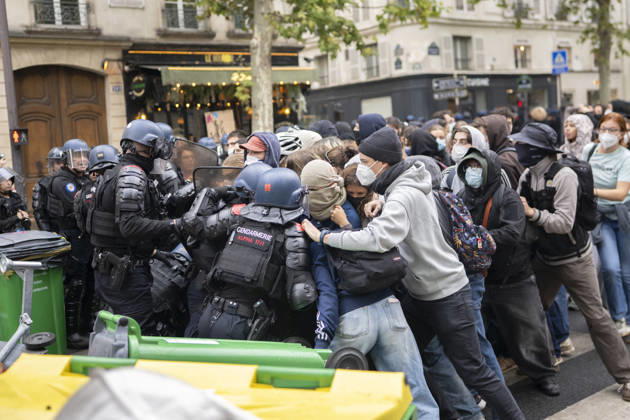 Students Demonstration outside Science Po Paris Students and policemen on Boulevard Saint Germain during a demonstration outside Science Po in Paris, France on October 7 2026 in support of high school students. Photo by Eliot Blondet ABACAPRESS.COM Paris France  Copyright: xBlondetxEliot ABACAx