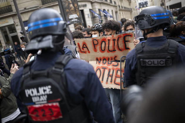 Students Demonstration outside Science Po Paris Students and policemen on Boulevard Saint Germain during a demonstration outside Science Po in Paris, France on October 7 2026 in support of high school students. Photo by Eliot Blondet ABACAPRESS.COM Paris France  Copyright: xBlondetxEliot ABACAx