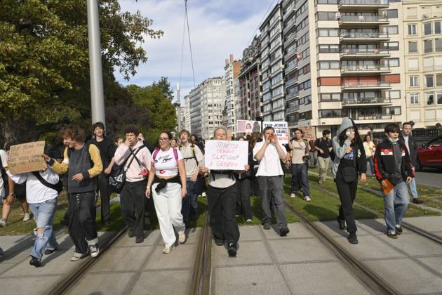 Liege Students Protest Against Austerity Measures 07 10 2026 LIEGE, BELGIUM Students protesting against the austerity measures introduced by the Wallonia-Brussels Federation (FWB) government are pictured in Liege, Belgium, on October 7, 2026. ( Liege Belgium Copyright: xPhilipxReynaersx