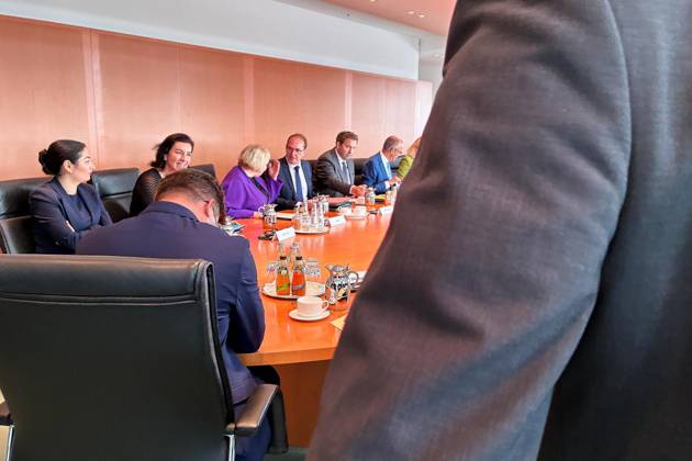 Berlin, Deutschland, 07.10.2026: Bundeskanzleramt: 61. Kabinettssitzung: Bundeskanzler Friedrich Merz (CDU) und sein Kabinett zu Beginn der Sitzung. Ein Sicherheitsmann steht im Vordergrund und drängt die Fotografen aus dem Saal. Copyright: xdtsxNachrichtenagenturx dts_137495
