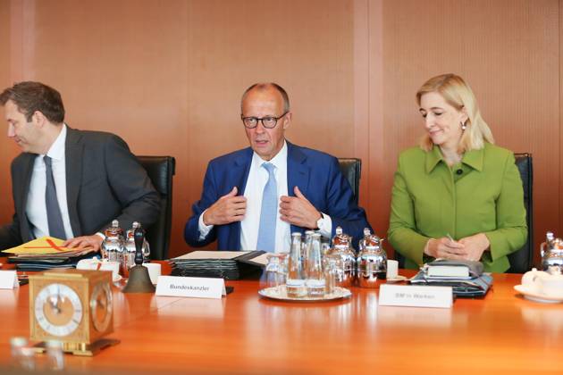 Berlin, Deutschland, 07.10.2026: Bundeskanzleramt: 61. Kabinettssitzung: L-R: Bundesminister der Finanzen Lars Klingbeil (SPD), Bundeskanzler Friedrich Merz (CDU), Kanzleramtsministerin Nina Warken (CDU) Copyright: xdtsxNachrichtenagenturx dts_137504