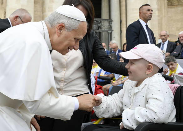 Pope Leo XIV Leads The General Audience - Vatican Pope Leo XIV greets a sick child during the weekly general audience in Saint Peter’s square, Vatican on October 7, 2026. Photo by (EV) Simone Risoluti Vatican Media ABACAPRESS.COM Rome  Copyright: xABACAx