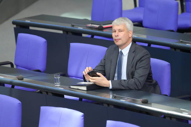 Deutscher Bundestag, 98. Plenarsitzung Steffen Bilger, Bundesminister fuer Verkehr im Portrait auf der Regierungsbank bei der 98. Sitzung des Deutschen Bundestag in Berlin, 07.10.2026 Berlin Berlin Deutschland