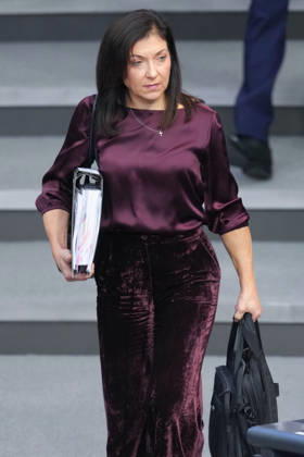 Deutscher Bundestag, 98. Plenarsitzung Katherina Reiche, Bundesministerin fuer Wirtschaft und Energie mit einem dicken Ordner unter dem Arm auf dem Weg zur Regierungsbank bei der 98. Sitzung des Deutschen Bundestag in Berlin, 07.10.2026 Berlin Berlin Deutschland