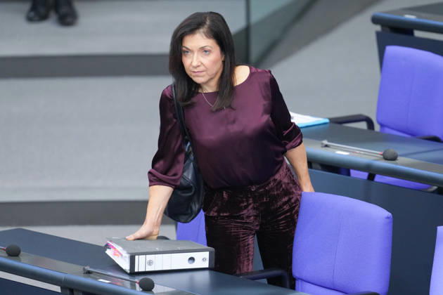Deutscher Bundestag, 98. Plenarsitzung Katherina Reiche, Bundesministerin fuer Wirtschaft und Energie auf dem Weg zur ihrem Platz auf der Regierungsbank bei der 98. Sitzung des Deutschen Bundestag in Berlin, 07.10.2026 Berlin Berlin Deutschland