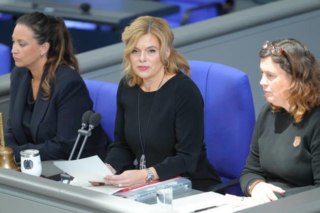 Deutscher Bundestag, 98. Plenarsitzung Julia Kloeckner die Praesidentin des Deutschen Bundestag und Bundestagspraesidentin erinnert in mahnenden Worten an den Anschlag der Hamas auf Israel vor der Eroeffnung der 98. Sitzung des Deutschen Bundestag in Berlin, 07.10.2026 Berlin Berlin Deutschland