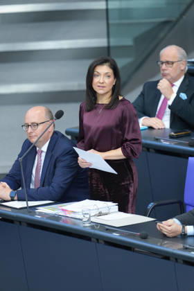 Deutscher Bundestag, 98. Plenarsitzung Katherina Reiche, Bundesministerin fuer Wirtschaft und Energie beantwortet die Fragen der Abgeordneten von ihrem Platz auf der Regierungsbank bei der Befragung der Bundesregierung bei der 98. Sitzung des Deutschen Bundestag in Berlin, 07.10.2026 Berlin Berlin Deutschland
