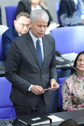 Deutscher Bundestag, 98. Plenarsitzung Verkehrsminister Steffen Bilger im Portrait, der Minister beantwortet die Fragen der Abgeordneten von ihrem Platz auf der Regierungsbank bei der Befragung der Bundesregierung bei der 98. Sitzung des Deutschen Bundestag in Berlin, 07.10.2026 Berlin Berlin Deutschland