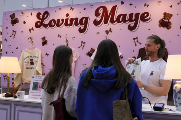 07.10.2026, Frankfurt am Main, DEU, Frankfurter Buchmesse. Stand der Invfuencerin Burcu Bloyd Loving Maye, an dem Merchandising rund ums Buch verkauft werden.