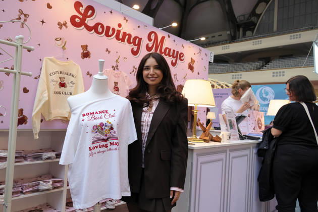 07.10.2026, Frankfurt am Main, DEU, Frankfurter Buchmesse. Stand der Invfuencerin Burcu Bloyd Loving Maye, an dem Merchandising rund ums Buch verkauft werden.