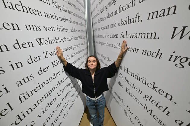 Eroeffnung der 78. Frankfurter Buchmesse am Mittwoch (07.10.2026) in Frankfurt am Main (Foto: Die Autorin Franziska Gaensler (Gänsler) mit ihrem begehbaren Buch Orca auf der Buchmesse). Zunaechst sind die Messehallen der Buchbranche vorbehalten, von Freitag 11 Uhr an bis zum Messeschluss am Sonntag sind auch Privatbesucher willkommen. Ehrengastland der Buchmesse ist in diesem Jahr Tschechien. Das Nachbarland praesentiert seine Literaturszene mit mehr als 100 Veranstaltungen. (Siehe epd-Meldung vom 07.10.2026)
