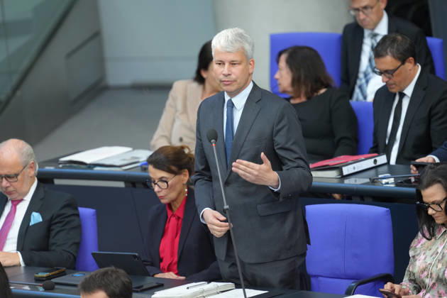 Deutscher Bundestag, 98. Plenarsitzung Verkehrsminister Steffen Bilger beantwortet die Fragen der Abgeordneten mit starker Mimik und Gestik von seinem Platz auf der Regierungsbank bei der Befragung der Bundesregierung bei der 98. Sitzung des Deutschen Bundestag in Berlin, 07.10.2026 Berlin Berlin Deutschland