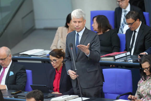 Deutscher Bundestag, 98. Plenarsitzung Verkehrsminister Steffen Bilger beantwortet die Fragen der Abgeordneten mit starker Mimik und Gestik von seinem Platz auf der Regierungsbank bei der Befragung der Bundesregierung bei der 98. Sitzung des Deutschen Bundestag in Berlin, 07.10.2026 Berlin Berlin Deutschland