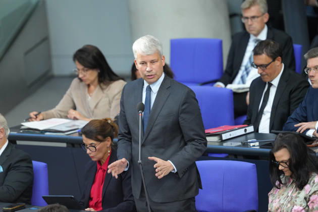 Deutscher Bundestag, 98. Plenarsitzung Verkehrsminister Steffen Bilger beantwortet die Fragen der Abgeordneten mit starker Mimik und Gestik von seinem Platz auf der Regierungsbank bei der Befragung der Bundesregierung bei der 98. Sitzung des Deutschen Bundestag in Berlin, 07.10.2026 Berlin Berlin Deutschland