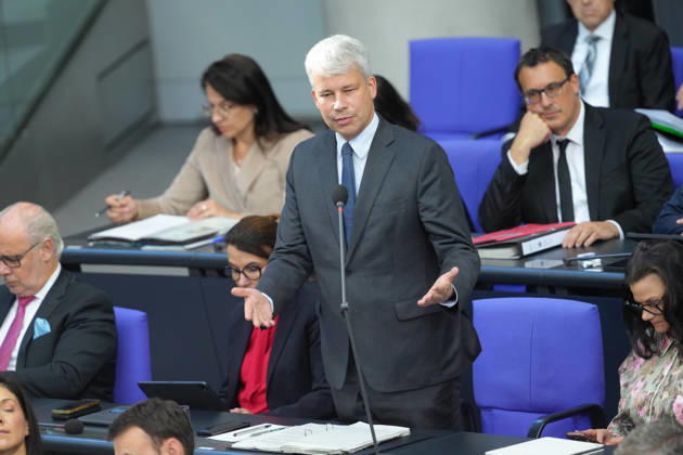 Deutscher Bundestag, 98. Plenarsitzung Verkehrsminister Steffen Bilger beantwortet die Fragen der Abgeordneten mit starker Mimik und Gestik von seinem Platz auf der Regierungsbank bei der Befragung der Bundesregierung bei der 98. Sitzung des Deutschen Bundestag in Berlin, 07.10.2026 Berlin Berlin Deutschland