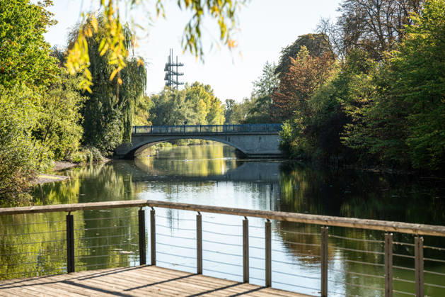 Sonne statt Herbstgrau: Kehl genießt mildes Oktoberwetter, Sonniges und für die Jahreszeit mildes Herbstwetter sorgt am Mittwoch, 7. Oktober 2026, in Kehl für beinahe spätsommerliche Eindrücke. Noch bestimmt Hochdruckeinfluss mit sehr milder Luft das Wetter in Süddeutschland. Die freundliche Wetterphase ist jedoch nur von kurzer Dauer: Nach Angaben des Deutschen Wetterdienstes zieht ab Mittwochabend von Westen ein kräftiger Tiefausläufer auf. In der Nacht zum Donnerstag und am Donnerstag sind gebietsweise Regen, örtlich Starkregen sowie einzelne Gewitter möglich. Kehl Baden-Württemberg Deutschland Kehl