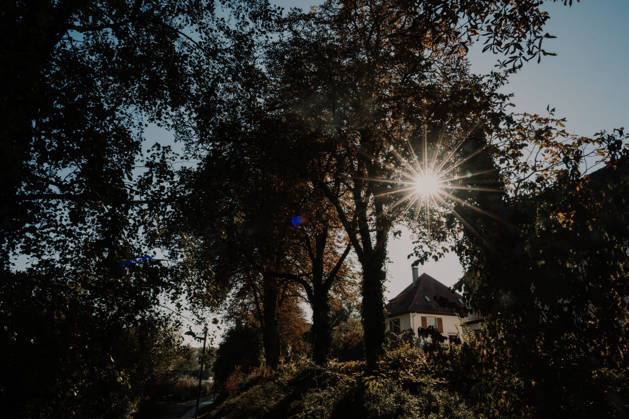 Sonne statt Herbstgrau: Kehl genießt mildes Oktoberwetter, Sonniges und für die Jahreszeit mildes Herbstwetter sorgt am Mittwoch, 7. Oktober 2026, in Kehl für beinahe spätsommerliche Eindrücke. Noch bestimmt Hochdruckeinfluss mit sehr milder Luft das Wetter in Süddeutschland. Die freundliche Wetterphase ist jedoch nur von kurzer Dauer: Nach Angaben des Deutschen Wetterdienstes zieht ab Mittwochabend von Westen ein kräftiger Tiefausläufer auf. In der Nacht zum Donnerstag und am Donnerstag sind gebietsweise Regen, örtlich Starkregen sowie einzelne Gewitter möglich. Kehl Baden-Württemberg Deutschland Kehl
