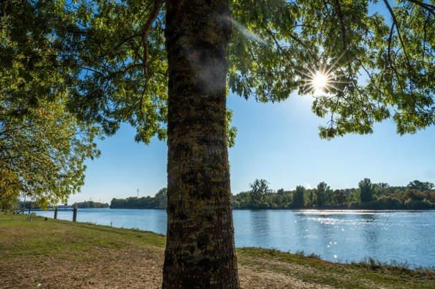 Sonne statt Herbstgrau: Kehl genießt mildes Oktoberwetter, Sonniges und für die Jahreszeit mildes Herbstwetter sorgt am Mittwoch, 7. Oktober 2026, in Kehl für beinahe spätsommerliche Eindrücke. Noch bestimmt Hochdruckeinfluss mit sehr milder Luft das Wetter in Süddeutschland. Die freundliche Wetterphase ist jedoch nur von kurzer Dauer: Nach Angaben des Deutschen Wetterdienstes zieht ab Mittwochabend von Westen ein kräftiger Tiefausläufer auf. In der Nacht zum Donnerstag und am Donnerstag sind gebietsweise Regen, örtlich Starkregen sowie einzelne Gewitter möglich. Kehl Baden-Württemberg Deutschland Kehl