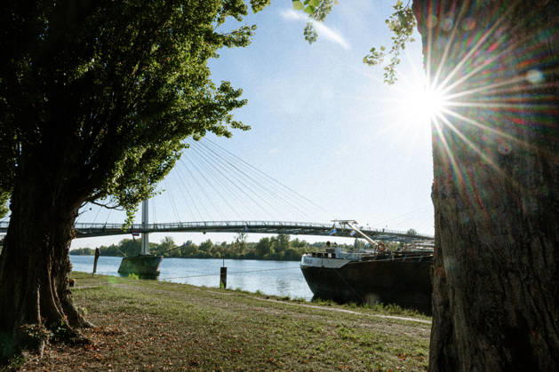 Sonne statt Herbstgrau: Kehl genießt mildes Oktoberwetter, Sonniges und für die Jahreszeit mildes Herbstwetter sorgt am Mittwoch, 7. Oktober 2026, in Kehl für beinahe spätsommerliche Eindrücke. Noch bestimmt Hochdruckeinfluss mit sehr milder Luft das Wetter in Süddeutschland. Die freundliche Wetterphase ist jedoch nur von kurzer Dauer: Nach Angaben des Deutschen Wetterdienstes zieht ab Mittwochabend von Westen ein kräftiger Tiefausläufer auf. In der Nacht zum Donnerstag und am Donnerstag sind gebietsweise Regen, örtlich Starkregen sowie einzelne Gewitter möglich. Kehl Baden-Württemberg Deutschland Kehl
