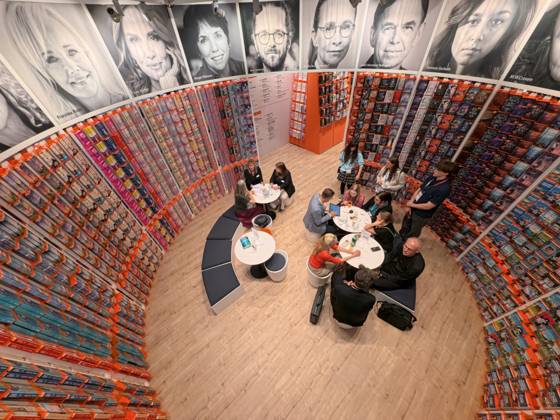 Eroeffnung der 78. Frankfurter Buchmesse am Mittwoch (07.10.2026) in Frankfurt am Main (Foto: Knaur Verlag auf der Buchmesse). Zunaechst sind die Messehallen der Buchbranche vorbehalten, von Freitag 11 Uhr an bis zum Messeschluss am Sonntag sind auch Privatbesucher willkommen. Ehrengastland der Buchmesse ist in diesem Jahr Tschechien. Das Nachbarland praesentiert seine Literaturszene mit mehr als 100 Veranstaltungen. (Siehe epd-Meldung vom 07.10.2026)