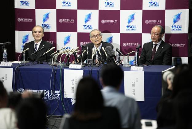 Nobel chemistry prize co-winner Soai Kenso Soai (C), a professor emeritus at the Tokyo University of Science, attends a press conference at the university in Tokyo on Oct. 7, 2026, after receiving the 2026 Nobel Prize in Chemistry. Soai and French researcher Henri Kagan shared the prize for the discovery of non-linear effects and autocatalysis in asymmetric organic synthesis, the Royal Swedish Academy of Sciences said earlier in the day.  A14AA0005630371P