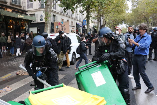 Student blockade near Sciences Po Paris PARIS, FRANCE - OCTOBER 7: A heavy police presence is deployed at the scene as students denounce conditions in the education system and express solidarity with mobilized high school students in Paris, France, on October 7, 2026. Students gather behind makeshift barricades made of trash bins and metal barriers near Sciences Po Paris as part of ongoing mobilization linked to the broader high school and university protest movement. Umit Donmez Anadolu Paris France. Editorial use only. Please get in touch for any other usage.  Copyright: x2026xAnadoluxUmitxDonmezx