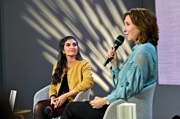 Frankfurter Buchmesse 2026. Schriftstellerin Shida Bazyar ( Gewinnerin Deutscher Buchpreis 2026 ) im Gespräch mit Cecile Schortmann am 07.10.2026 auf der Frankfurter Buchmesse. 20261007MWI151730