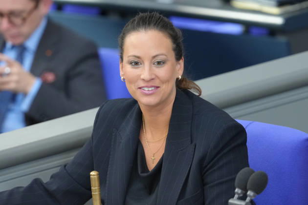 Deutscher Bundestag, 98. Plenarsitzung Caroline Bosbach (CDU) bei ihrem ersten Einsatz als Schriftfuehrerin auf dem ihrem Platz des Sitzungsvorstand im Plenum bei der 98. Sitzung des Deutschen Bundestag in Berlin, 07.10.2026 Berlin Berlin Deutschland
