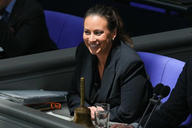 Deutscher Bundestag, 98. Plenarsitzung Caroline Bosbach (CDU) bei ihrem ersten Einsatz als Schriftfuehrerin auf dem ihrem Platz des Sitzungsvorstand im Plenum bei der 98. Sitzung des Deutschen Bundestag in Berlin, 07.10.2026 Berlin Berlin Deutschland