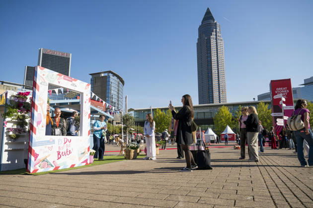 Eroeffnung der 78. Frankfurter Buchmesse am Mittwoch (07.10.2026) in Frankfurt am Main. Zunaechst sind die Messehallen der Buchbranche vorbehalten, von Freitag 11 Uhr an bis zum Messeschluss am Sonntag sind auch Privatbesucher willkommen. Ehrengastland der Buchmesse ist in diesem Jahr Tschechien. Das Nachbarland praesentiert seine Literaturszene mit mehr als 100 Veranstaltungen. (Siehe epd-Meldung vom 07.10.2026)