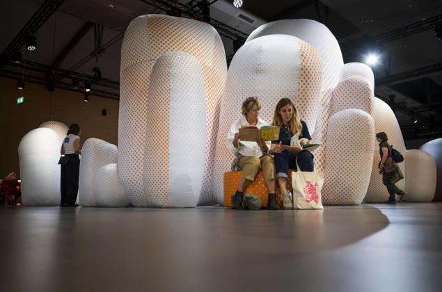 Eroeffnung der 78. Frankfurter Buchmesse am Mittwoch (07.10.2026) in Frankfurt am Main (Foto: Grossformatige Installationen im Pavillon des Gastlandes Tschechien auf der Buchmesse). Zunaechst sind die Messehallen der Buchbranche vorbehalten, von Freitag 11 Uhr an bis zum Messeschluss am Sonntag sind auch Privatbesucher willkommen. Ehrengastland der Buchmesse ist in diesem Jahr Tschechien. Das Nachbarland praesentiert seine Literaturszene mit mehr als 100 Veranstaltungen. (Siehe epd-Meldung vom 07.10.2026)