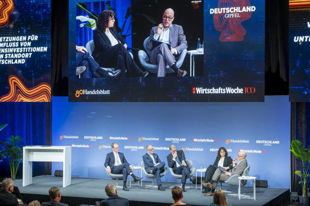 80 Jahre Handelsblatt und 100 Jahre WirtschaftsWoche EUR, Deutschland, Berlin, 07.10.2026: (l-r) Marc Billeb - Sprecher der Geschäftsführung, PwC Deutschland , Carsten Knobel CEO Henkel Europe, Christian Sewing CEO Deutsche Bank sowie Isabella Weber Associate Professor of Economics University of Massachusetts Amhers und Sebastian Matthes Chefredakteur Handelsblatt auf der in Berlin stattfindenen Jubiläumsveranstaltung von 80 Jahre Handelsblatt und 100 Jahre WirtschaftsWoche.