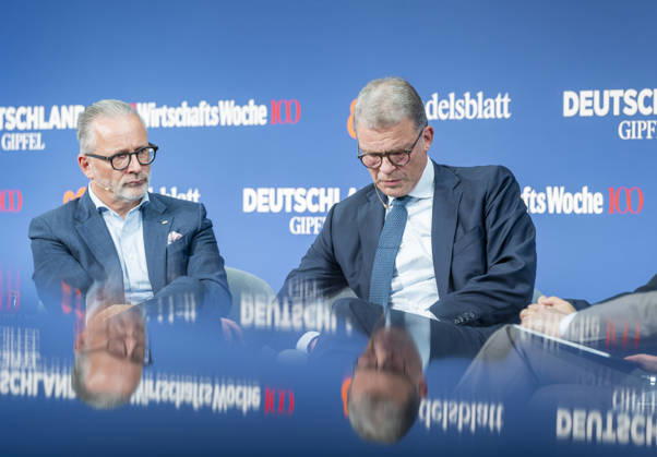 Carsten Knobel + Christian Sewing EUR, Deutschland, Berlin, 07.10.2026: (l-r) Carsten Knobel CEO Henkel und Christian Sewing CEO Deutsche Bank, besuchen die in Berlin stattfindene Jubiläumsveranstaltung von 80 Jahre Handelsblatt und 100 Jahre WirtschaftsWoche.