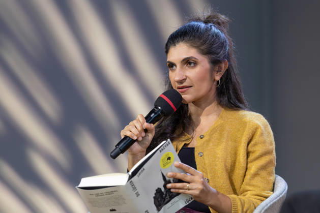 Buchmesse Frankfurt 2026 Die Trägerin des Deutschen Buchpreises 2026, Shida Bazyar, präsentiert auf der Literaturbühne von ARD, ZDF und 3sat ihr prämiertes Buch Die Lücken., Frankfurt am Main Hessen Deutschland Messegelände