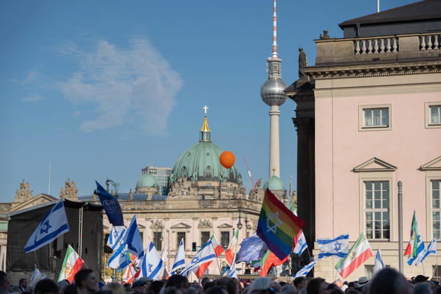 Gedenkfeier auf dem Bebelplatz in Berlin-Mitte, Zentrum der deutschen Hauptstadt;Gedenkveranstaltung 3. Jahrestag Terroranschlag der Hamas in Israel 7. Oktober. Nie vergessen. Niemals schweigen., Berlin Berlin Deutschland Bebelplatz