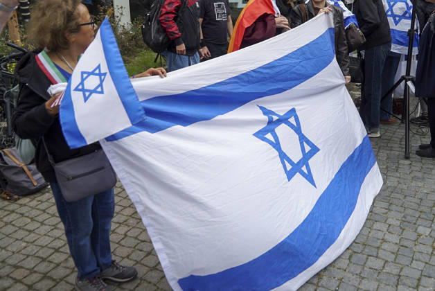 CNTV MAHNWACHE - Demonstranten auf der Strasse die Teilnehmer mit Deutschland Israel Fahnen bei der Mahnwache anlaesslich des 3.Jahrestages des Ueberfalls und Massakers in Israel Menschen versammeln sich die Menschen vor dem Audimax im Grindelvietel in Hamburg am 07.10.2026 Hamburg Deutschland