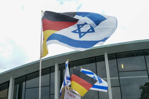 CNTV MAHNWACHE - Demonstranten auf der Strasse die Teilnehmer mit Deutschland Israel Fahnen bei der Mahnwache anlaesslich des 3.Jahrestages des Ueberfalls und Massakers in Israel Menschen versammeln sich die Menschen vor dem Audimax im Grindelvietel in Hamburg am 07.10.2026 Hamburg Deutschland