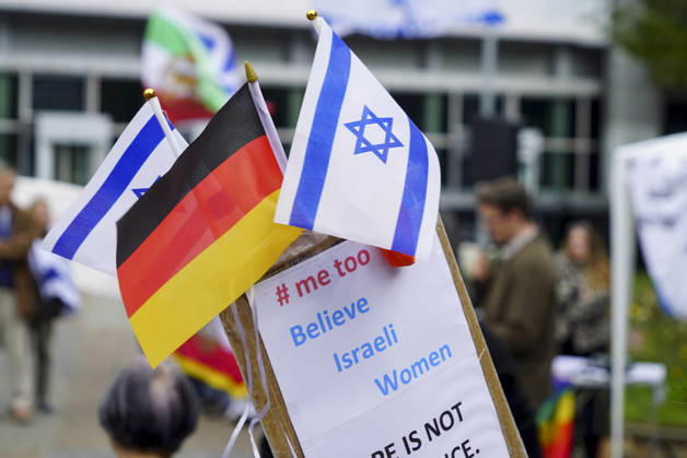 CNTV MAHNWACHE - Demonstranten auf der Strasse die Teilnehmer mit Deutschland Israel Fahnen bei der Mahnwache anlaesslich des 3.Jahrestages des Ueberfalls und Massakers in Israel Menschen versammeln sich die Menschen vor dem Audimax im Grindelvietel in Hamburg am 07.10.2026 Hamburg Deutschland