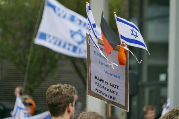 CNTV MAHNWACHE - Demonstranten auf der Strasse die Teilnehmer mit Deutschland Israel Fahnen bei der Mahnwache anlaesslich des 3.Jahrestages des Ueberfalls und Massakers in Israel Menschen versammeln sich die Menschen vor dem Audimax im Grindelvietel in Hamburg am 07.10.2026 Hamburg Deutschland