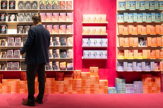 78. Frankfurter Buchmesse Besucherinnen und Besucher vertiefen sich in Neuerscheinungen auf der Buchmesse in Frankfurt am Main. Die 78. Frankfurter Buchmesse findet vom 7. - 11. Oktober 2026 statt. Frankfurt am Main Messegelände Hessen Deutschland
