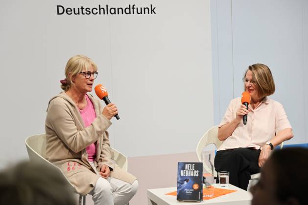 78. Frankfurter Buchmesse Die Hessische Autorin Nele Neuhaus wird auf der Buchmesse in Frankfurt am Main vom Deutschlandfunk interviewt. Die 78. Frankfurter Buchmesse findet vom 7. - 11. Oktober 2026 statt. Frankfurt am Main Messegelände Hessen Deutschland