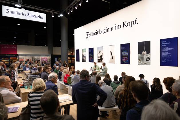 78. Frankfurter Buchmesse Am Stand der Frankfurter Allgemeinen Zeitung auf der Buchmesse in Frankfurt am Main findet ein Interview statt. Die 78. Frankfurter Buchmesse findet vom 7. - 11. Oktober 2026 statt. Frankfurt am Main Messegelände Hessen Deutschland