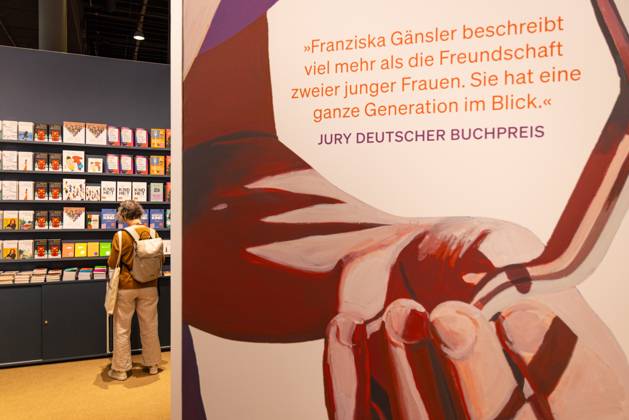 78. Frankfurter Buchmesse Besucherinnen und Besucher vertiefen sich in Neuerscheinungen auf der Buchmesse in Frankfurt am Main. Die 78. Frankfurter Buchmesse findet vom 7. - 11. Oktober 2026 statt. Frankfurt am Main Messegelände Hessen Deutschland