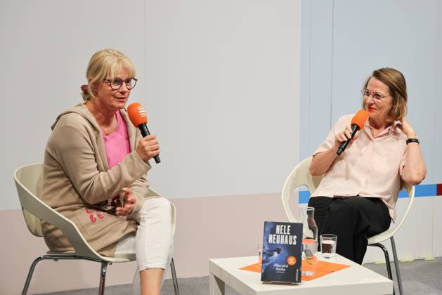 78. Frankfurter Buchmesse Die Hessische Autorin Nele Neuhaus wird auf der Buchmesse in Frankfurt am Main vom Deutschlandfunk interviewt. Die 78. Frankfurter Buchmesse findet vom 7. - 11. Oktober 2026 statt. Frankfurt am Main Messegelände Hessen Deutschland