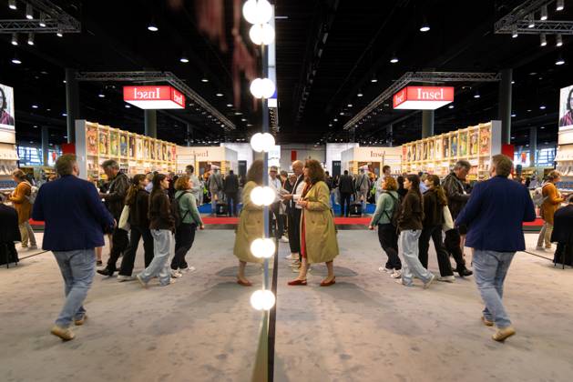 78. Frankfurter Buchmesse Zahlreiche Besucher schlendern durch die Hallen der Frankfurter Buchmesse. Die 78. Frankfurter Buchmesse findet vom 7. - 11. Oktober 2026 statt. Frankfurt am Main Messegelände Hessen Deutschland