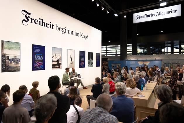 78. Frankfurter Buchmesse Am Stand der Frankfurter Allgemeinen Zeitung auf der Buchmesse in Frankfurt am Main findet ein Interview statt. Die 78. Frankfurter Buchmesse findet vom 7. - 11. Oktober 2026 statt. Frankfurt am Main Messegelände Hessen Deutschland
