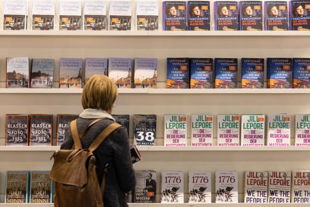 78. Frankfurter Buchmesse Besucherinnen und Besucher vertiefen sich in Neuerscheinungen auf der Buchmesse in Frankfurt am Main. Die 78. Frankfurter Buchmesse findet vom 7. - 11. Oktober 2026 statt. Frankfurt am Main Messegelände Hessen Deutschland