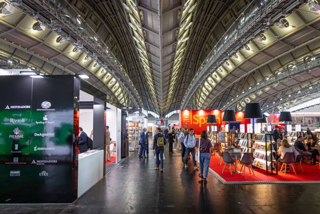 78. Frankfurter Buchmesse Zahlreiche Besucher schlendern durch die Hallen der Frankfurter Buchmesse. Die 78. Frankfurter Buchmesse findet vom 7. - 11. Oktober 2026 statt. Frankfurt am Main Messegelände Hessen Deutschland